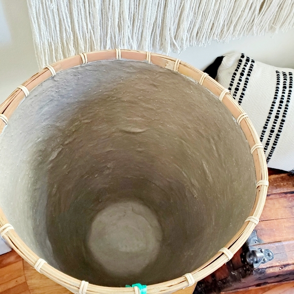 Large Pacific Paridise World Traveler Collection Wicker & Cement Planter - Picture 2 of 6